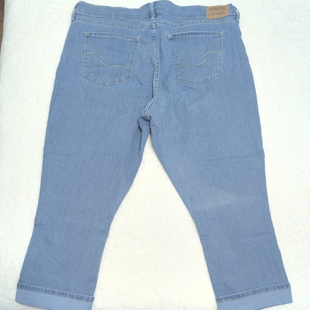 Levi's Women's Sky Blue Ankle Jeans - Picture 2 of 5